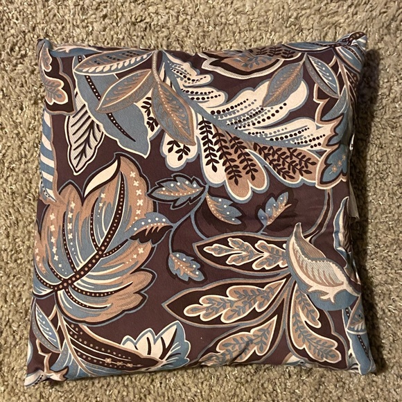 2 used throw pillows - Picture 2 of 5